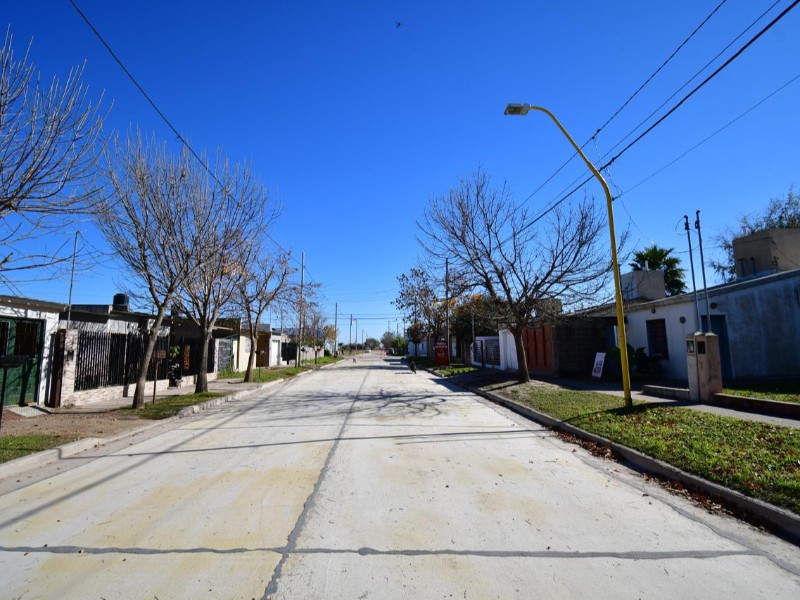Bernarte habilitó una parte de la pavimentación del sector histórico de barrio Parque