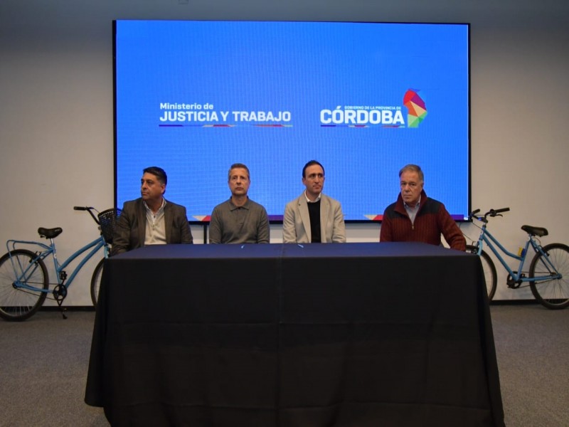 San Francisco recibió kits de seguridad vial y firmó convenios con la provincia