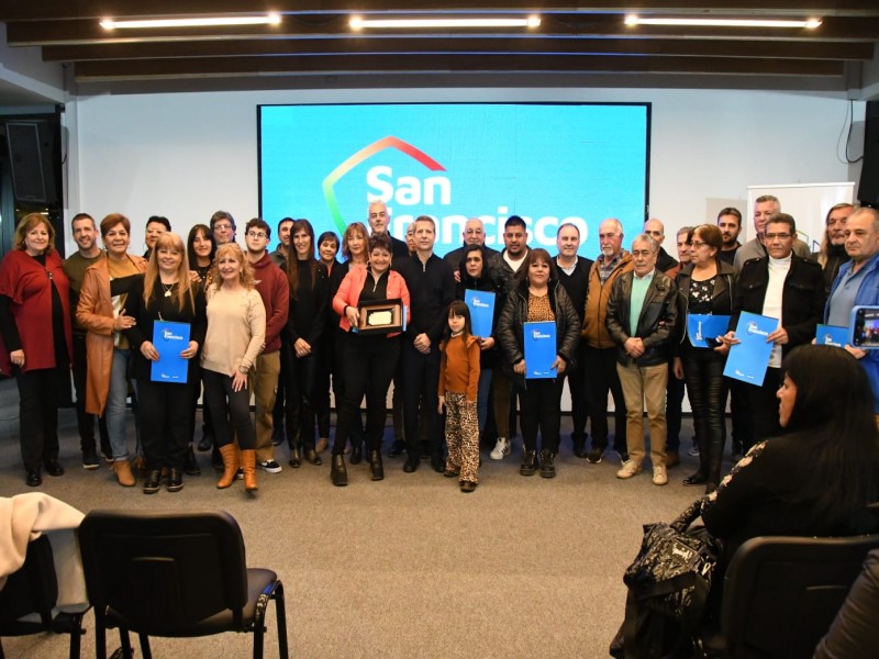 La Municipalidad distinguió a agentes y jubilados municipales