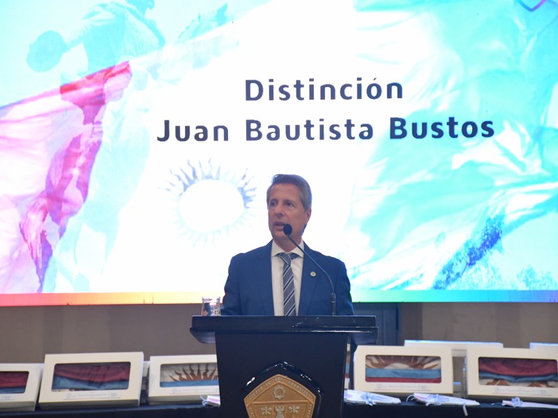 Abanderados y escoltas de la Bandera provincial recibieron la distinción Juan Bautista Bustos