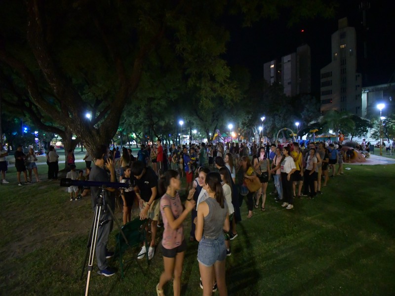 Niños y grandes observaron la alineación de planetas en Tecnoteca