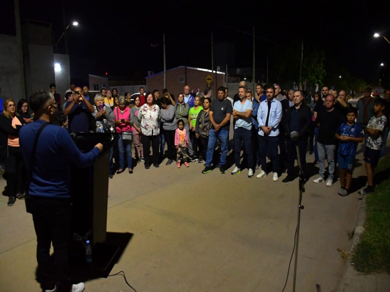 Bernarte inauguró luces led en un sector de barrio La Milka