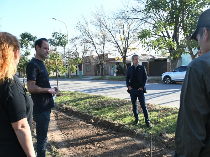 La Municipalidad dio comienzo a la construcción de un nuevo sendero peatonal en el Paseo del Ferrocarril