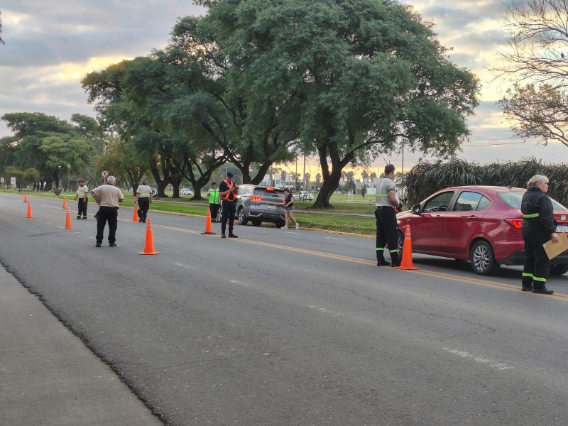 Controles vehiculares en Av. Cervantes: los conductores ya exhiben las licencias digitales