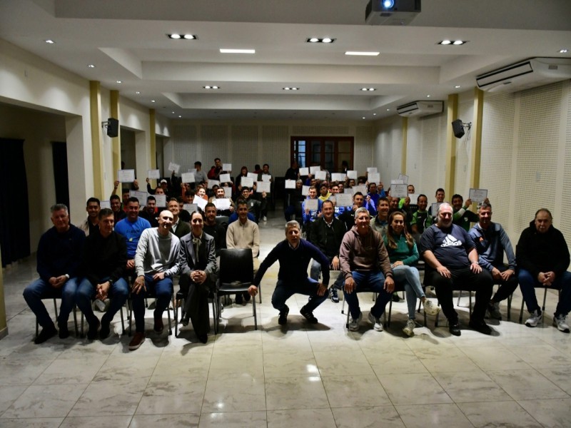 Se entregaron los certificados del curso de entrenador de fútbol infantil