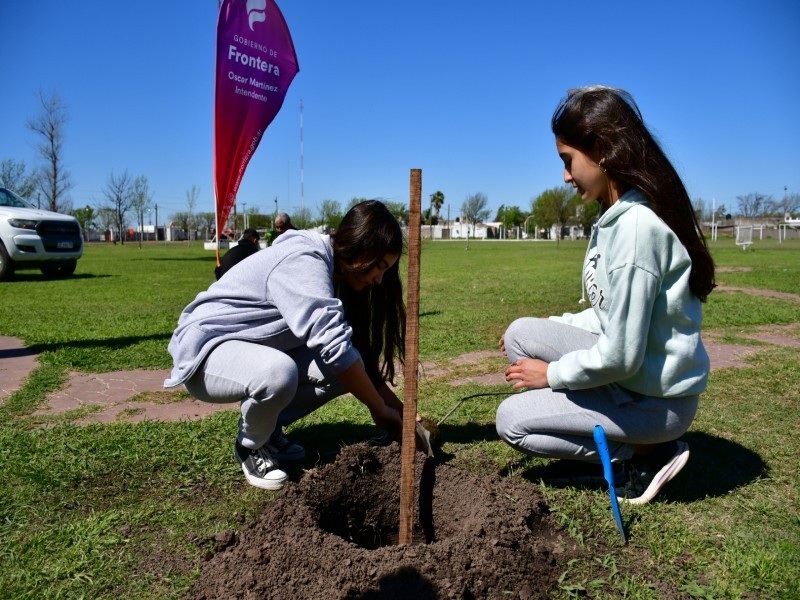 El Vivero Municipal de San Francisco intervino en la forestación del Polideportivo de Frontera