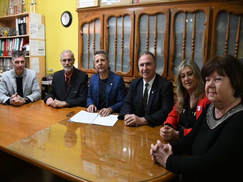 La municipalidad y el gobierno de la provincia firmaron un convenio para la construcción de 3 aulas en la IPET 50