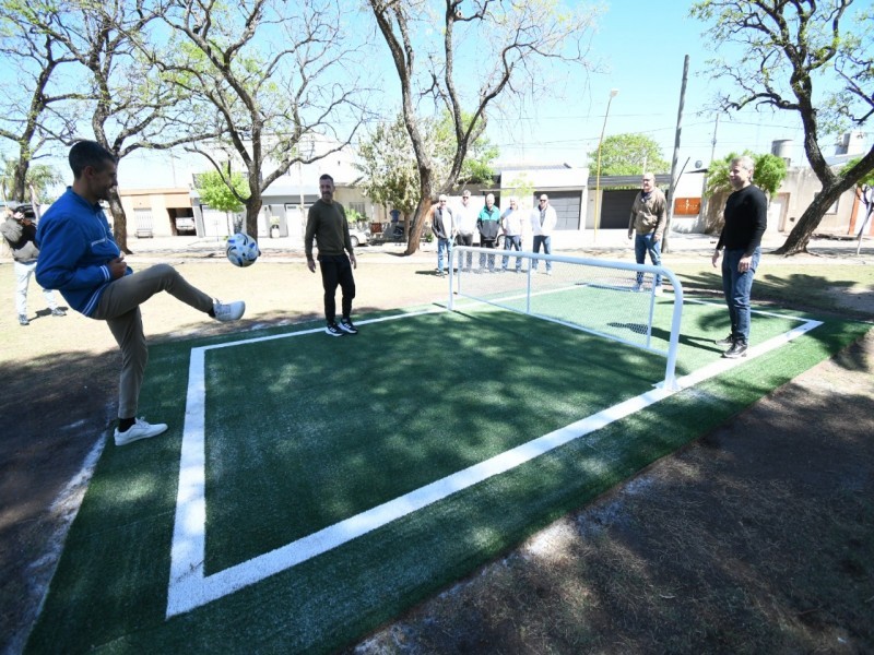 La Plaza Primero de Mayo ya cuenta con baños públicos y una cancha de fútbol tenis