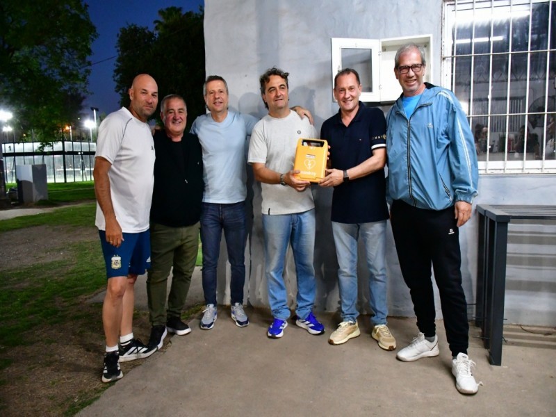 El Club Antártida Argentina recibió un DEA para mejorar la asistencia en emergencias