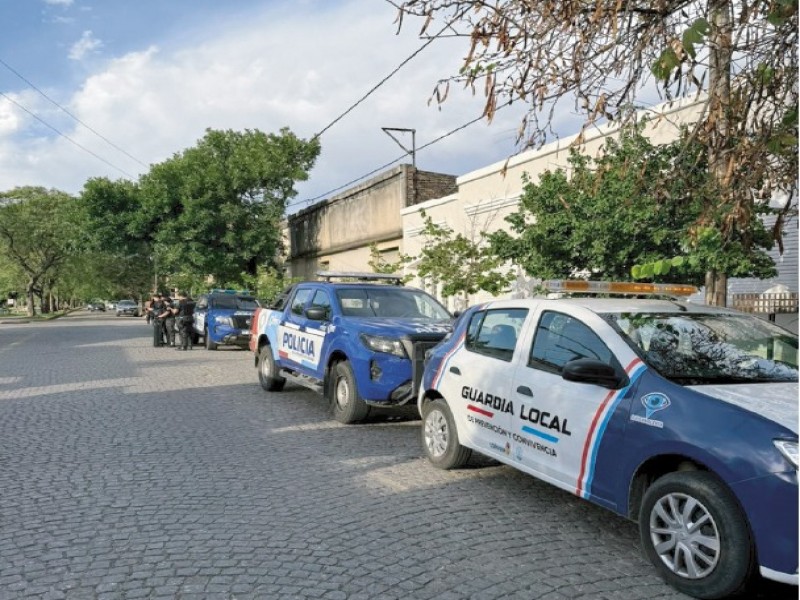 Operativo de limpieza y desalojo en el ex Colegio San Martín