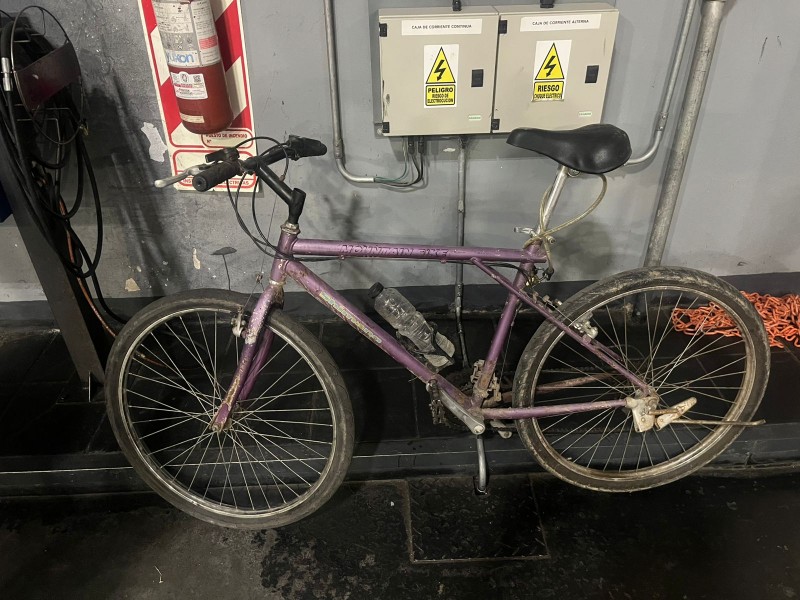 Recuperan una bicicleta denunciada como robada y detienen a un hombre en una estación de servicio