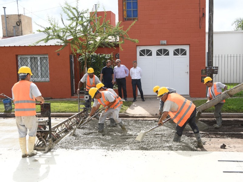 Comenzó la pavimentación del casco histórico de barrio Parque