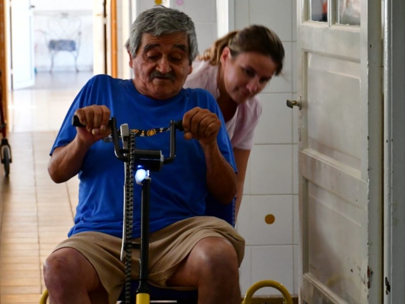 El municipio entregó una bicicleta adaptada al Hogar de ancianos Enrique J. Carrá