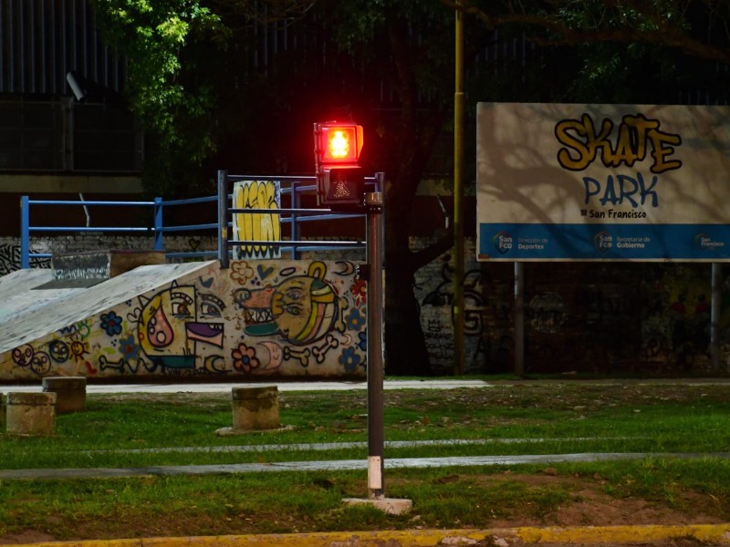El semáforo peatonal de avenida Cervantes funciona de manera intermitente