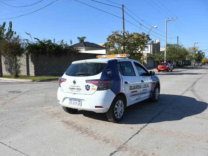 Detuvieron la marcha de una pareja en Plaza Vélez Sarsfield tras un alerta por actitud sospechosa