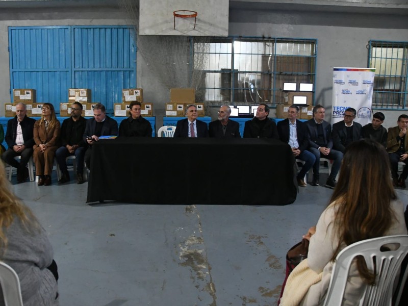 En San Francisco Llaryora entregó netbooks y anunció dos mil millones de pesos para financiar la educación técnica provincial