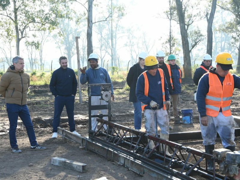Con sus primeras calles pavimentadas avanzan las obras en el loteo La Arbolada